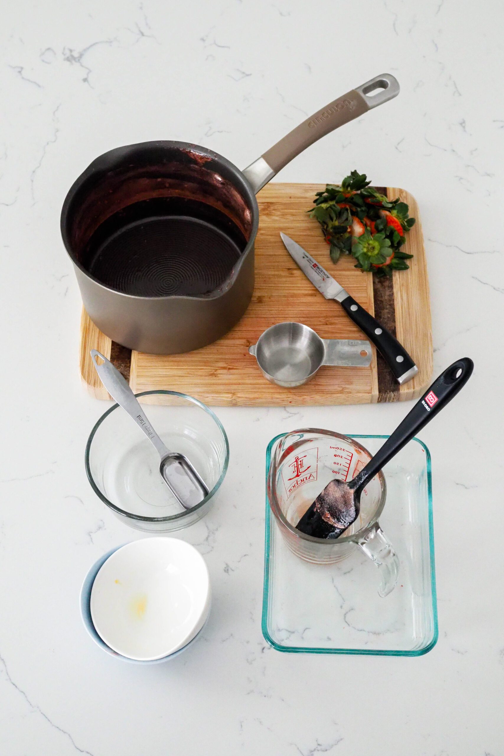 Dishes used to make strawberry champagne jam.